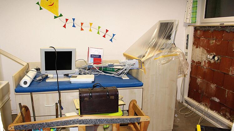 Die Schäden an Haus und Inventar der Hausarztpraxis Dres. Nelkenstock, Hagitte und Abert sind immens. Die gesamte Belegschaft hilft beim Umzug in die Klinik. Foto: Julia Raab