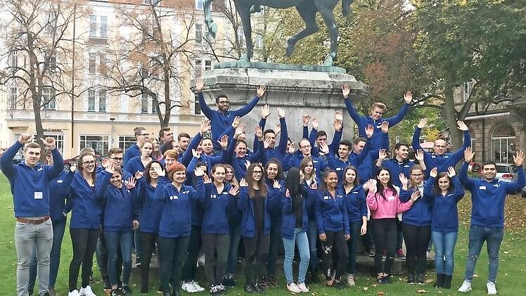 Die Azubis zeigten beim Teamwettbewerb, wie gut sie zusammenarbeiten k&ouml;nnen und was sie im Verlauf ihrer Ausbildung schon &uuml;ber ihren Beruf und ihren Arbeitgeber gelernt haben. Foto: privat