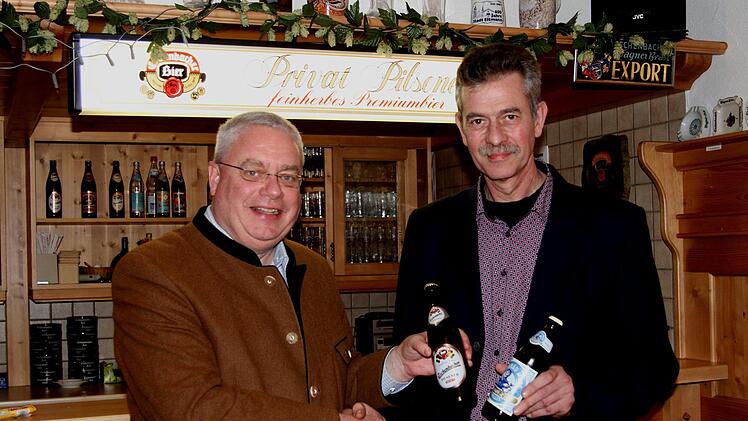 Arco-Geschäftsführer Holger Fichtel (links) und Braumeister Karl Wagner mit zwei ihrer Produkte, der "Mooser Liesl" und dem "Eschenbacher Pils".Günther Geiling