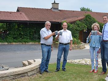 Christian-Bernd Reinhard, Hartmut Kraemer, Angelika Dressel und Marco Steiner (von links) stoßen auf die Wiederbelebung der Kirchweih in Thierach an.Rainer Lutz