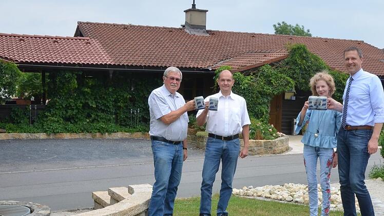Christian-Bernd Reinhard, Hartmut Kraemer, Angelika Dressel und Marco Steiner (von links) stoßen auf die Wiederbelebung der Kirchweih in Thierach an.Rainer Lutz