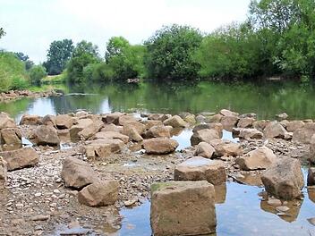 Der Main liegt bei Kemmern brav in seinem Bett, der Pegelstand bleibt trotz kurzer Regenschauer niedrig.  Foto: Sebastian Schanz
