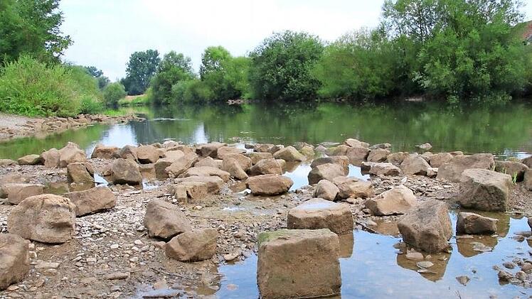Der Main liegt bei Kemmern brav in seinem Bett, der Pegelstand bleibt trotz kurzer Regenschauer niedrig.  Foto: Sebastian Schanz