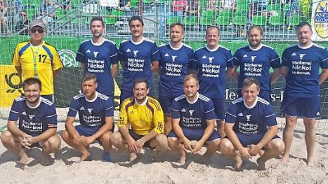 Der 1. FC 0815 Friedersdorf im vergangenen Jahr bei der Deutschen Meisterschaft in Warnem&uuml;nde.  Foto: Rainer Glissnik
