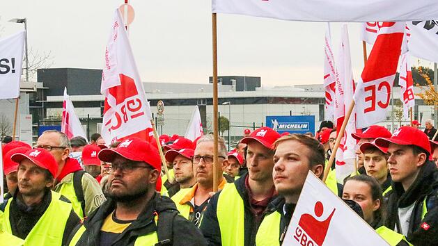 Mit dem Protestschild in der Hand demonstriert Roman Hermann vor dem Michelin-Werk in Hallstadt gegen dessen Schlie&szlig;ung. Zusammen mit hunderten Kollegen.  Foto: Sebastian Schanz