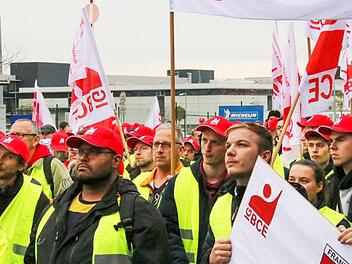 Mit dem Protestschild in der Hand demonstriert Roman Hermann vor dem Michelin-Werk in Hallstadt gegen dessen Schließung. Zusammen mit hunderten Kollegen.  Foto: Sebastian Schanz