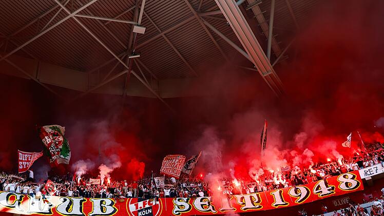 Rauchschwaden von den R&auml;ngen tr&uuml;bten beim Rhein-Derby auch auf dem Spielfeld zwischenzeitlich die Sicht.