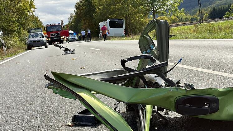 B27 bei Th&uuml;ngersheim: Frau stirbt bei Frontalcrash zwischen Pkw und Bus