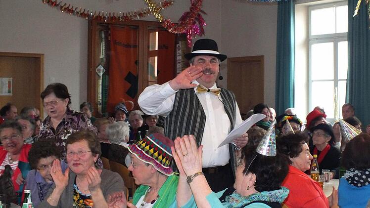 Mit einer geschliffenen und gereimten Büttenrede verbreitete Bürgermeister Bernhard Ruß viel gute Laune unter den Sander Senioren.