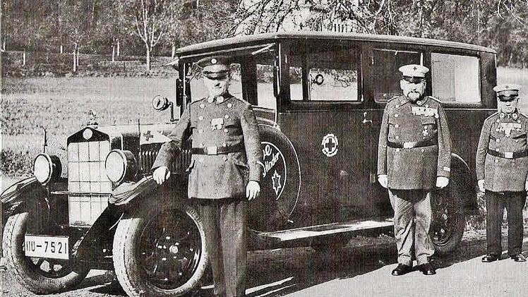 Der Krankenwagen der Bad Kissinger Sanitätskolonne von 1928 mit (von links) Fahrer Josef Dorsch, Ehrenführer Max Rieß und Paul Augustin, Leiter des Transportwesens