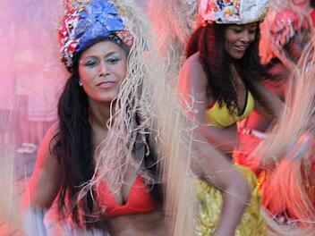 Bei der Samba-Show von vai vai brazil zeigten die Tänzerinnen jede Menge nackte Haut Foto: Katharina Müller-Sanke