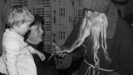 Wer ist hier der Nikolaus, der 1969 die kleine Beate Biedermann - hier auf dem Arm ihrer Mutter Margarete - besucht? Ja, Thomas Gottschalk bessert sich bei der Familie seines Griechischlehrers Alfred Biedermann sein Taschengeld auf.  Foto: Alfred Biedermann