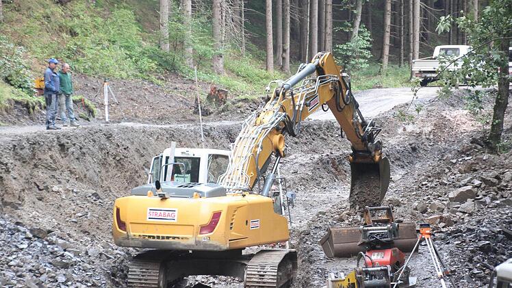 Die alte Straße an der Kugelmühle ist zur Hälfte weggebaggert. Zurzeit werden im Bachbett die Vorbereitungen für den Stützmauerbau getroffen. Der Kremnitzfluss ist umgeleitet.  Foto: Friedwald Schedel