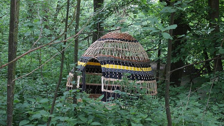 Ein Tipi im Itzschungel? Beitrag der Korbflechterschule Lichtenfels. Foto: Simone Bastian
