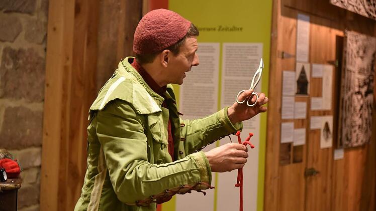 Sehenswert: das Programm beim ersten "Schlenkermarkt" im Ahorner Gerätemuseum. Foto: Gabi Arnold