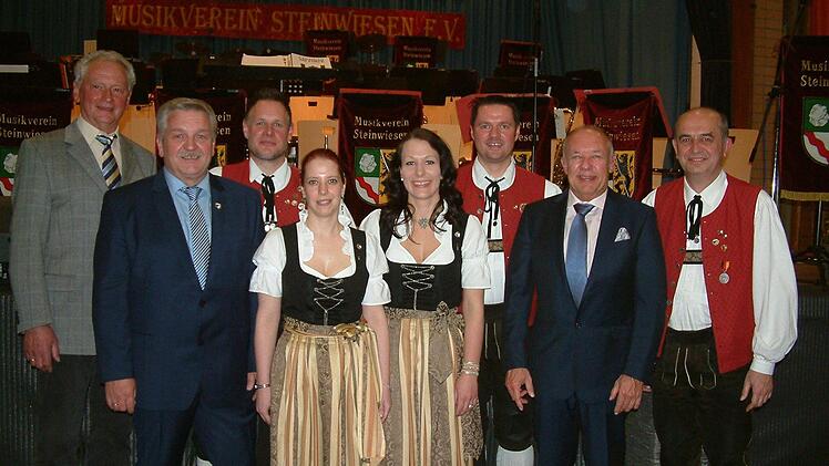 Ehrungen wurden beim Osterkonzert des Musikvereins Steinwiesen durchgeführt.