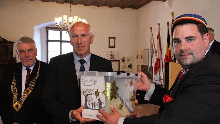 Gottinga-Sprecher Christian Fumfél (rechts) hatte für OB Tessmer (links) und Schulamtsleiter Klaus Anderlik die "Märchenbox" mitgebracht.  Foto: Ulrike Nauer
