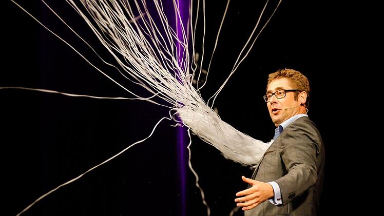 Mit einer "Magic Box" sorgt Moderator Desimo gleich zu Beginn für ein kleines Papier-Feuerwerk. Foto: Matthias Hoch