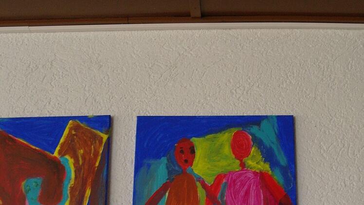 Singend und tanzend, das Thema war in der Flüchtlingsunterkunft auf künstlerisch umgesetzt worden. Foto: Stephanie Elm