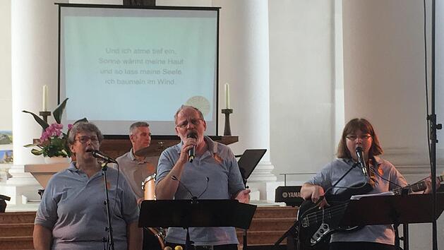 Die christliche Liedermacherband "Laetitia" kommt aus Obertshausen bei Frankfurt am Main und ist in ganz Deutschland unterwegs. Ihr Auftritt in der Münnerstädter Pfarrkirche Mariä Himmelfahrt hätte mehr Zuhörer verdient. Regina Rinke