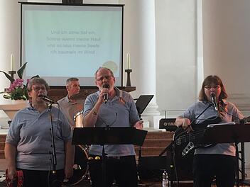 Die christliche Liedermacherband "Laetitia" kommt aus Obertshausen bei Frankfurt am Main und ist in ganz Deutschland unterwegs. Ihr Auftritt in der Münnerstädter Pfarrkirche Mariä Himmelfahrt hätte mehr Zuhörer verdient. Regina Rinke