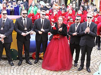 Prinzessin Sandy I. mit ihrer Security. Foto: Thomas Dill