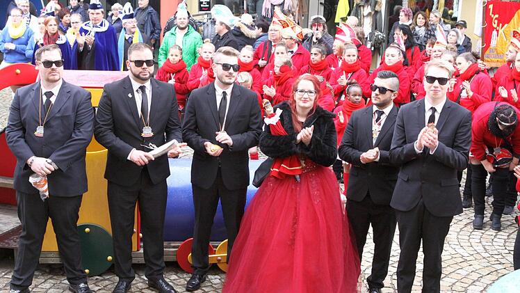 Prinzessin Sandy I. mit ihrer Security. Foto: Thomas Dill