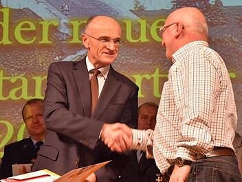 Seit 48 Jahren engagiert sich Wolfgang Weppert aus Oberhohenried im Ehrenamt. Landrat Wilhelm Schneider (links) würdigte das Engagement mit einer Urkunde und der Goldenen Ehrenamtskarte. Christiane Reuther
