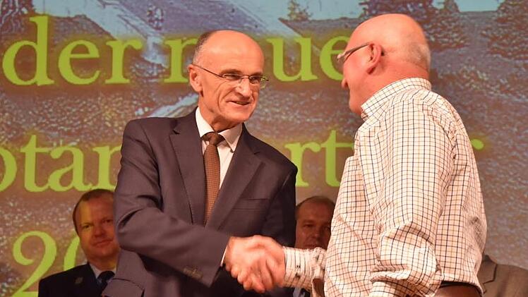 Seit 48 Jahren engagiert sich Wolfgang Weppert aus Oberhohenried im Ehrenamt. Landrat Wilhelm Schneider (links) würdigte das Engagement mit einer Urkunde und der Goldenen Ehrenamtskarte. Christiane Reuther