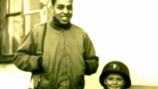 US-Lieutenant John Withers I.  1946 in Staffelstein: "A kinderfreundlich American". Der Junge neben ihm ist wahrscheinlich Samuel, einer der beiden jüdischen Jungen, um die   sich Withers'  Einheit  kümmerte. Foto: Archiv Withers