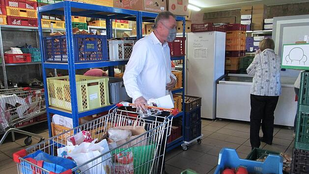 0889 Vorsitzender Patrick Bindrum packt selbst mit an und bel&auml;dt die Einkaufsw&auml;gen f&uuml;r die Abholer in der Tafel Hammelburg.  Winfried Ehling