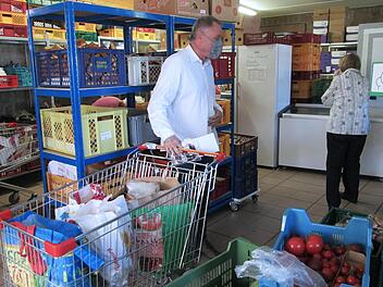 0889 Vorsitzender Patrick Bindrum packt selbst mit an und belädt die Einkaufswägen für die Abholer in der Tafel Hammelburg.  Winfried Ehling