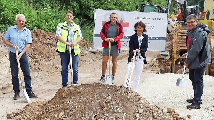 Franz Fiegl vom Ingenieurb&uuml;ro Miller; Peter M&uuml;hlherr, Technischer Leiter der M&uuml;hlherr&ndash;Bau Gmbh Sonneberg; Polier Georg Grasser, B&uuml;rgermeisterin Christine Frie&szlig; und Markus P&uuml;lz, Stadtbaumeister der Stadt Burgkunstadt (v. l.) beim Spatenstich