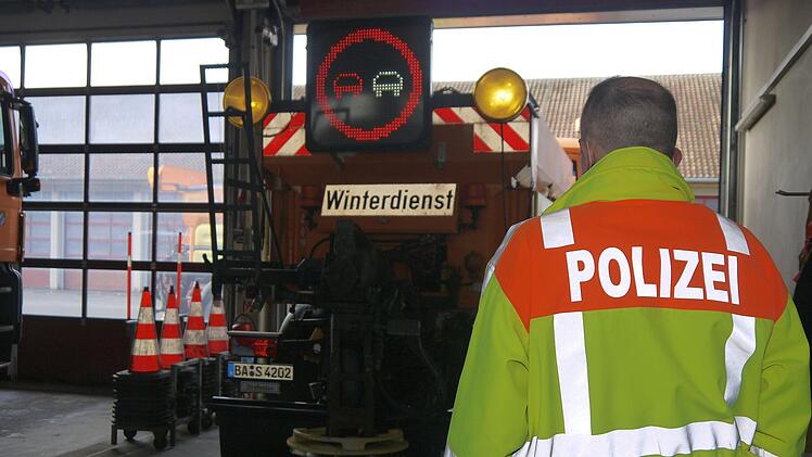 Da sollte man sich schon daran halten: Das Überholverbot bei einem Winterdienst-Konvoi wird immer wieder ignoriert. - Foto: Berthold Köhler