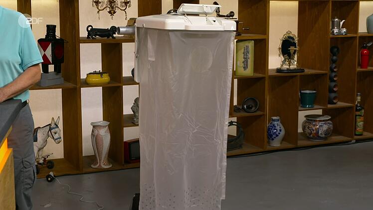 Der mobiler W&auml;schetrockner von Braun war eine echte Innovation aus den 70er-Jahren. Aber kein Verkaufsschlager
und damit eher selten: 100 Euro wollte der Verk&auml;ufer haben, die Expertin best&auml;tigte den Wert.