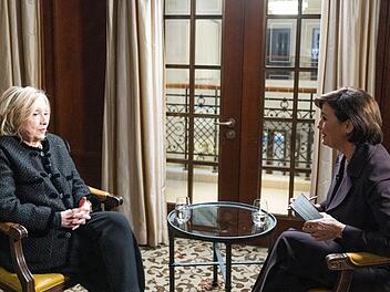 Hillary Clinton (links) hat bei Sandra Maischberger &uuml;ber Jeffrey Epstein und Donald Trump gesprochen.