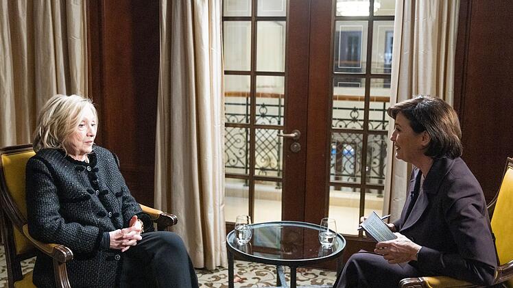 Hillary Clinton (links) hat bei Sandra Maischberger &uuml;ber Jeffrey Epstein und Donald Trump gesprochen.