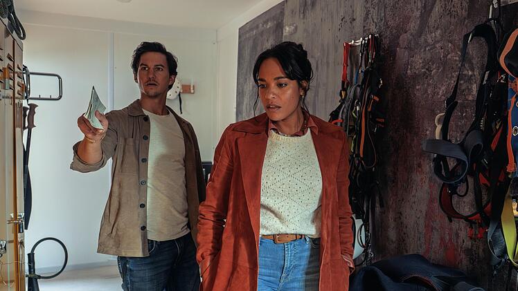 Jonas Becker (Tim Oliver Schultz) und Marie Sonnleitner (Salka Weber) scahuen sich in der H&uuml;tte um, von der aus der Tourist zu seiner Wanderung aufbrach.