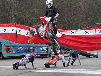 Flug mit dem Motorrad über drei Männer. Eine der Attraktionen der Show. Foto: Katharina Becht