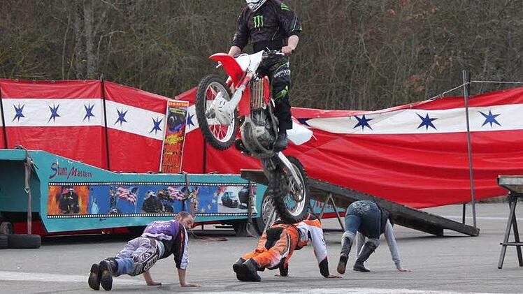 Flug mit dem Motorrad über drei Männer. Eine der Attraktionen der Show. Foto: Katharina Becht