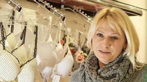 Alexandra Schimmer verkauft Dessous und freut sich auf die Zeit, wenn wieder ein bisschen Haut gezeigt werden kann.  Foto: Jan Koch