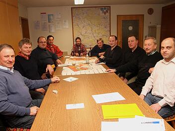 Zufriedene Gesichter bei den Landwirten und Verantwortlichen des Trinkwasser-Zweckverbandes; von links Geschäftsführer Rupert Göller und Ludwig Bock (von links) sowie Verbandsvorsitzender Bürgermeister Jochen Steppert und Helmut Grell (von rechts). Foto: Günther Geiling
