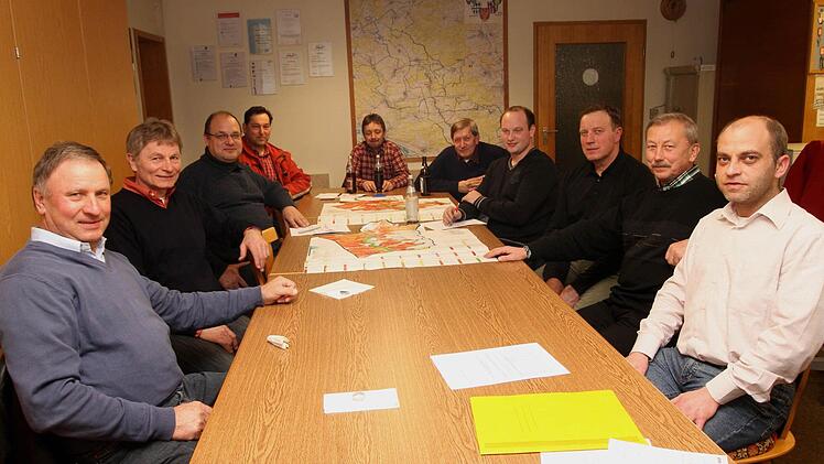 Zufriedene Gesichter bei den Landwirten und Verantwortlichen des Trinkwasser-Zweckverbandes; von links Geschäftsführer Rupert Göller und Ludwig Bock (von links) sowie Verbandsvorsitzender Bürgermeister Jochen Steppert und Helmut Grell (von rechts). Foto: Günther Geiling