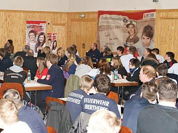 In der Radsporthalle in Unterschleichach trafen sie die Vertreter der Jugendfeuerwehren aus dem gesamten Landkreis Haßberge zu ihrer Jahreshauptversammlung. Fotos: Sabine Weinbeer