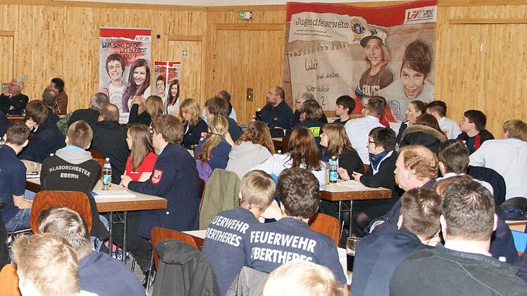 In der Radsporthalle in Unterschleichach trafen sie die Vertreter der Jugendfeuerwehren aus dem gesamten Landkreis Haßberge zu ihrer Jahreshauptversammlung. Fotos: Sabine Weinbeer