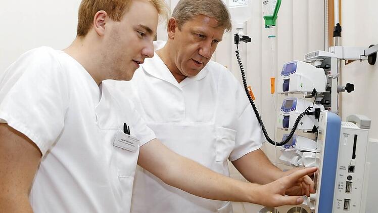 Andreas Schwarz (r.) lässt sich von Peter Hellmuth (Gesundheits- und Krankenpfleger) die Funktion eines medizinischen Gerätes erklären. Fotos: Matthias Hoch