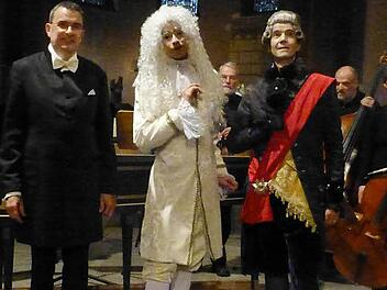 Arien aus der Barockzeit von Vivaldi bis Händel in einer nicht nur konzertanten Aufführung sangen der Sopran Leandro Lafont (Mitte) und der Bariton Friedrich Mack (rechts), begleitet von Jörg Wöltche (links) und den Stimmführern des Kammerorchesters Bad Kissingen. Foto: Ahnert