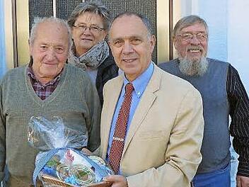 Bürgermeister Franz Uome (vorne, rechts) gratulierte Max Schlemmer (links daneben) zum 85. Geburtstag. Mit im Bild Brigitte Kellner und Bruno Tittel. Foto: Klaus-Peter Wulf