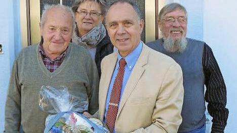 Bürgermeister Franz Uome (vorne, rechts) gratulierte Max Schlemmer (links daneben) zum 85. Geburtstag. Mit im Bild Brigitte Kellner und Bruno Tittel. Foto: Klaus-Peter Wulf