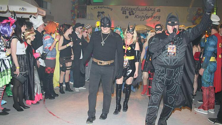 Einmarsch der Offiziellen mit "Mr. Fasching" Willi Michel (rechts) an der Spitze. Foto: Sonja Adam